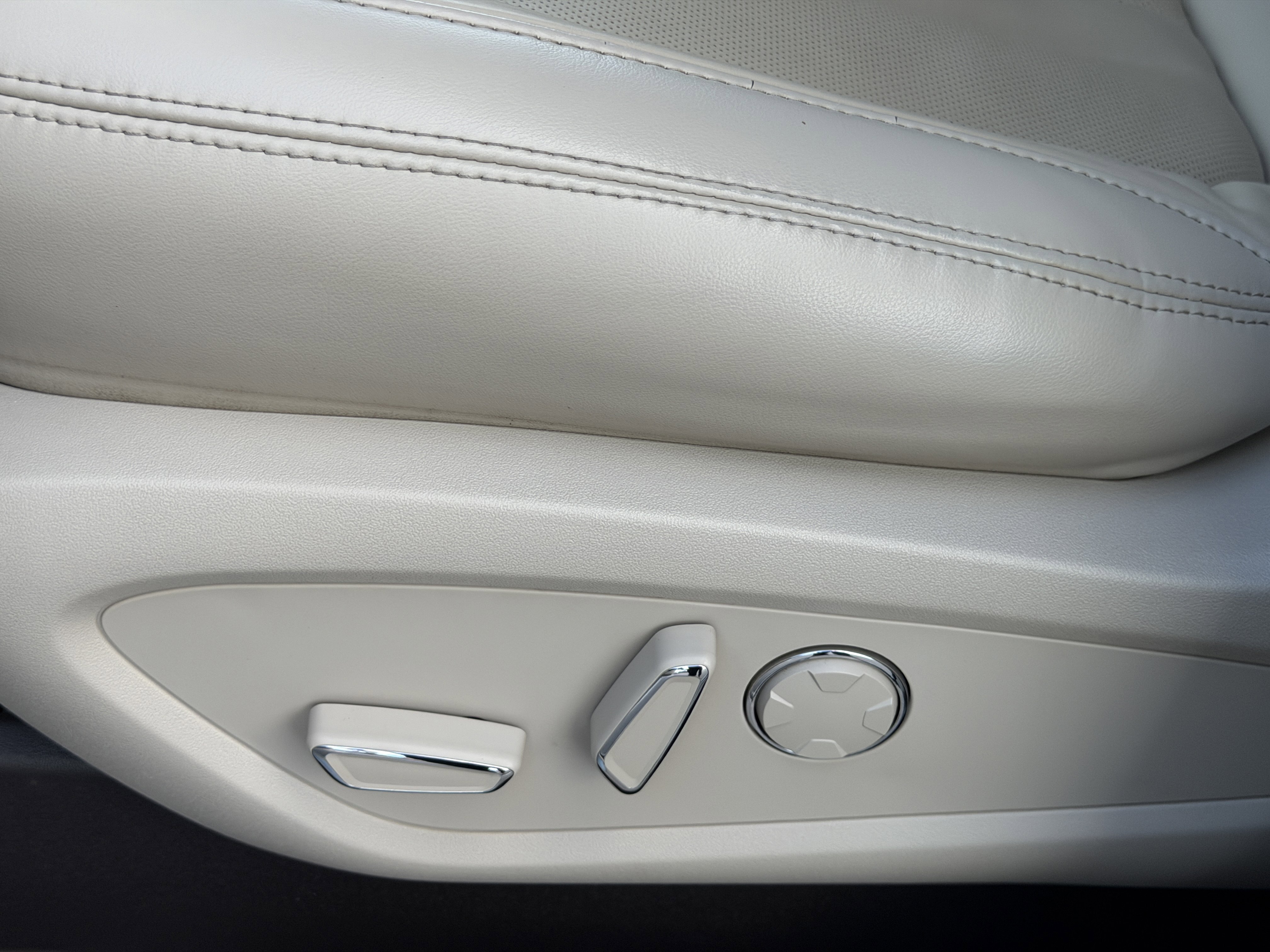 Used 2019 Lincoln MKC Select w/ Select Plus Package image 20