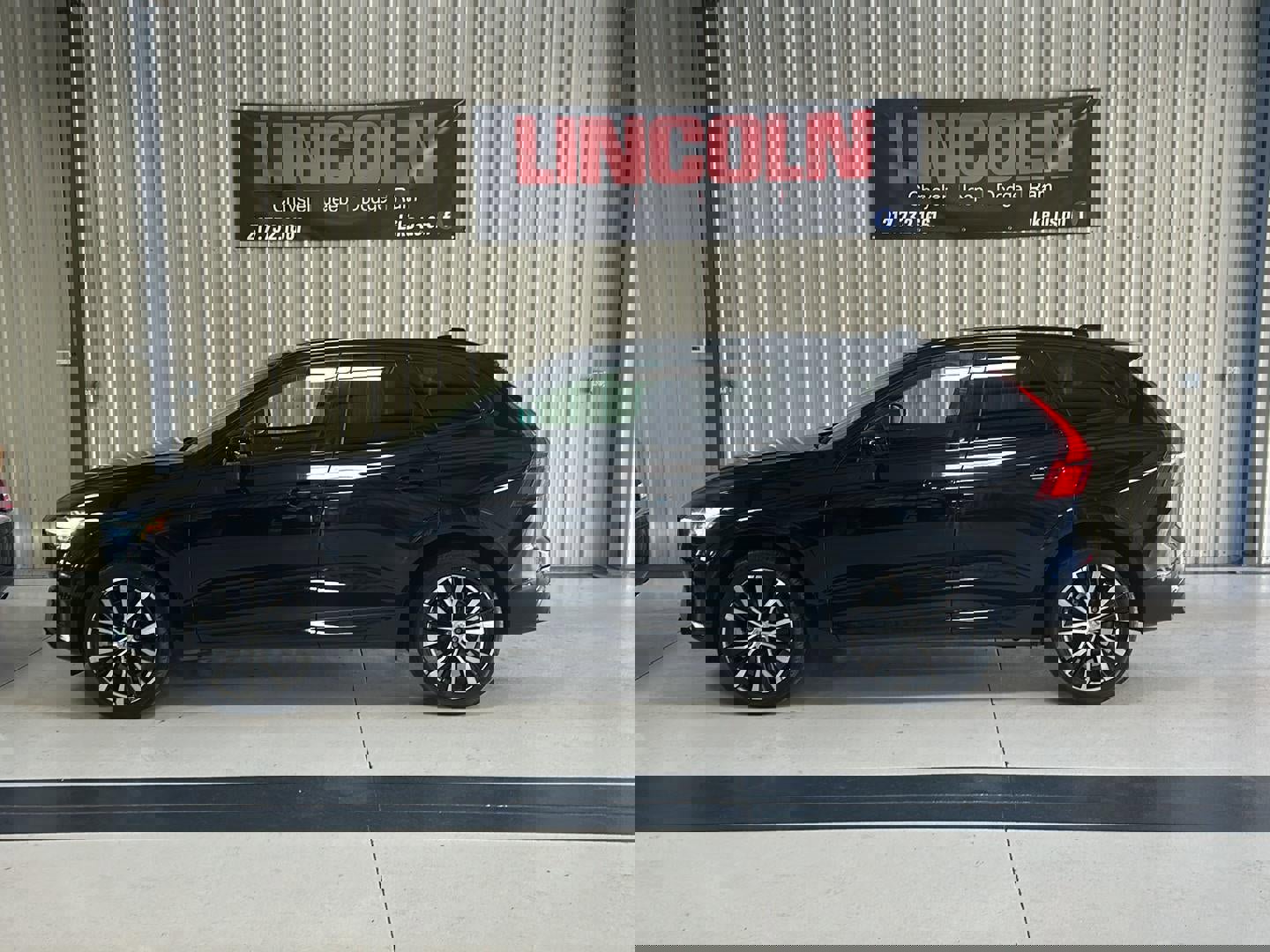 Used 2023 Volvo XC60 B5 Plus image 2