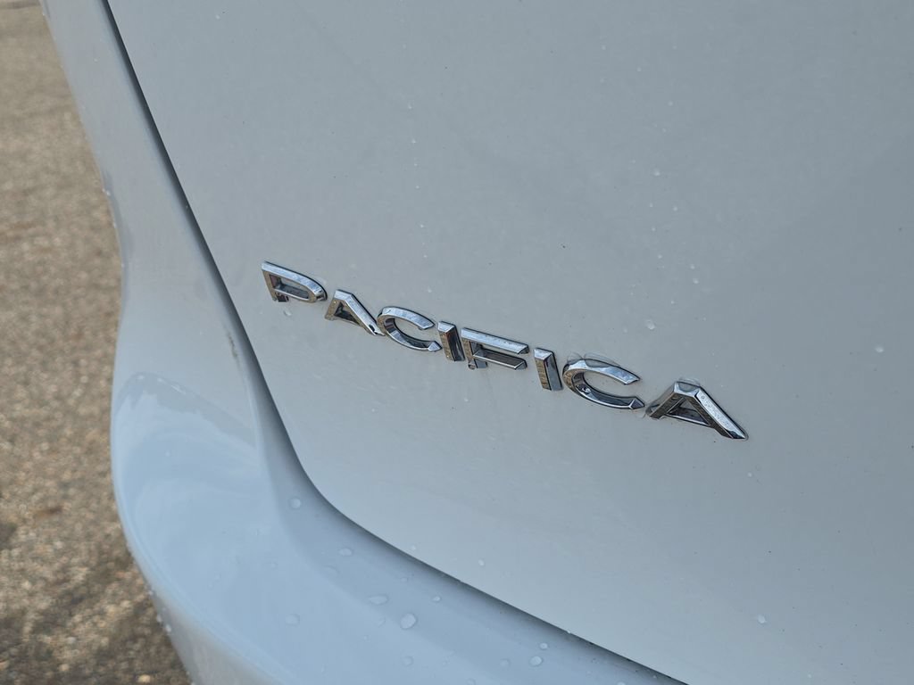 Used 2025 Chrysler Pacifica Select FWD image 36