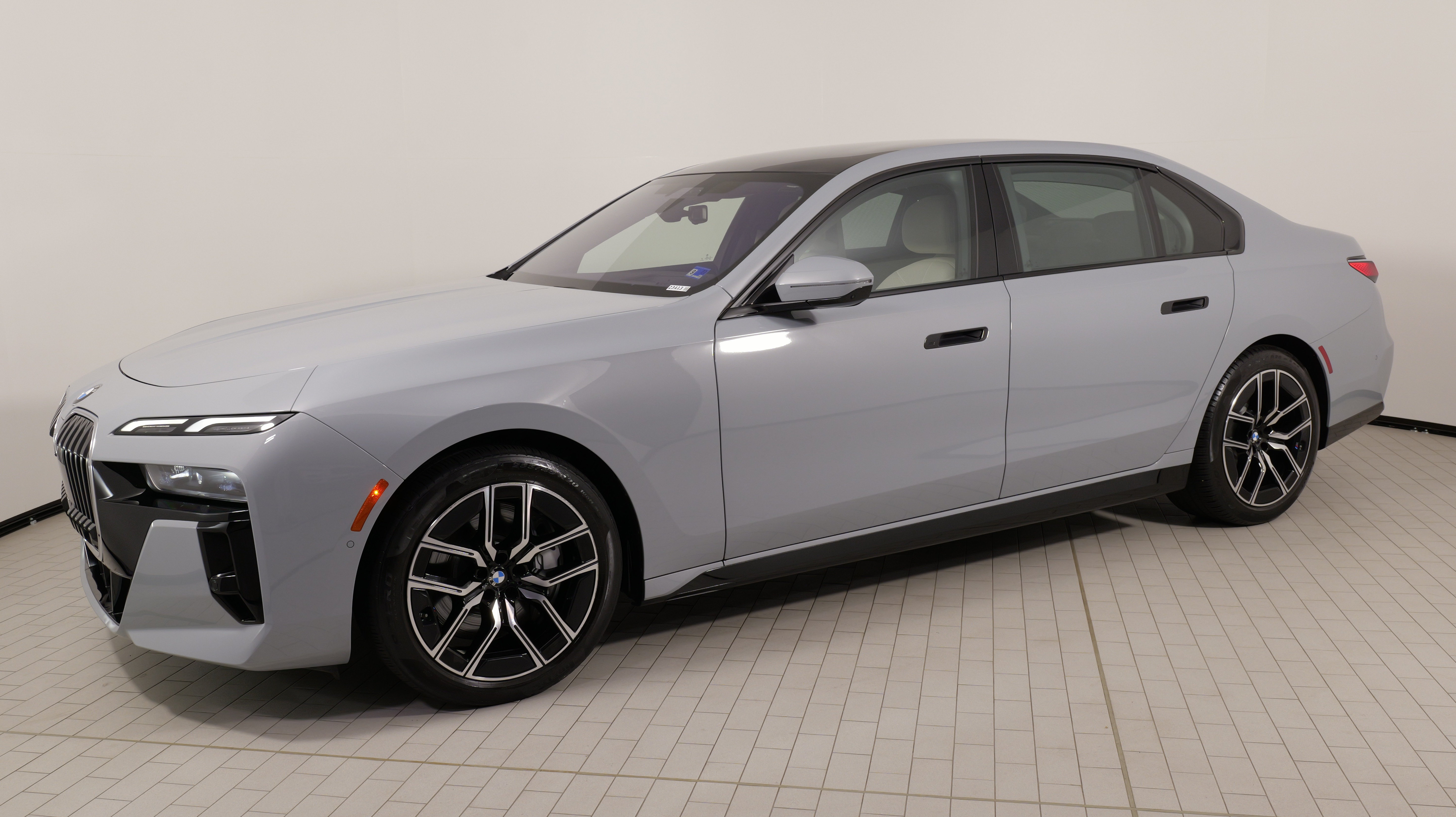 Used 2023 BMW 760i xDrive AWD/4WD image 1