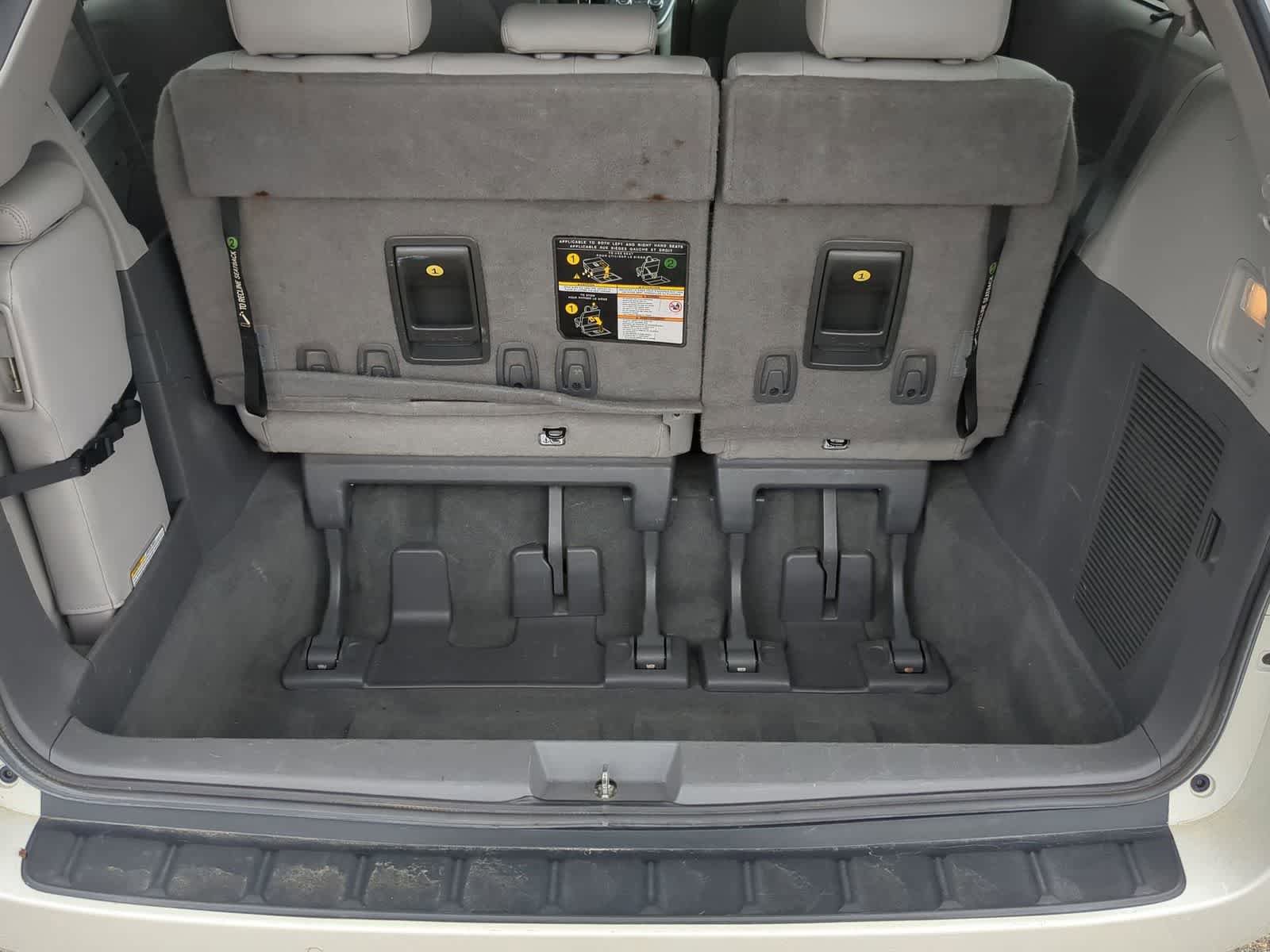 Used 2020 Toyota Sienna XLE w/ XLE Navigation Package FWD image 31
