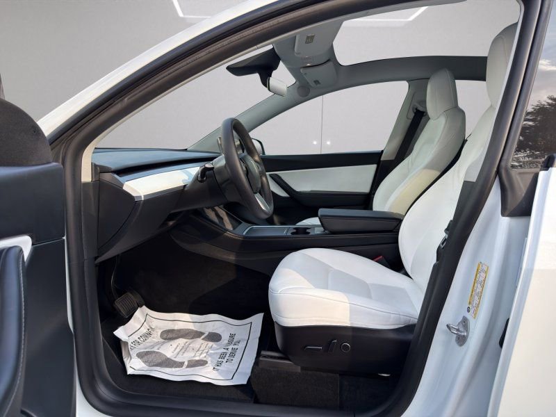 Used 2022 Tesla Model Y Long Range image 9