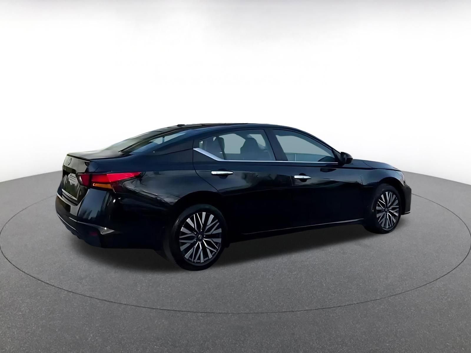 Used 2025 Nissan Altima 2.5 SV FWD image 11