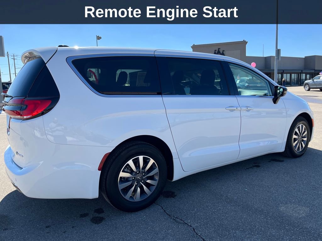 Used 2024 Chrysler Pacifica Select image 6