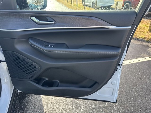 New 2025 Jeep Grand Cherokee L Limited w/ Black Appearance Package image 9