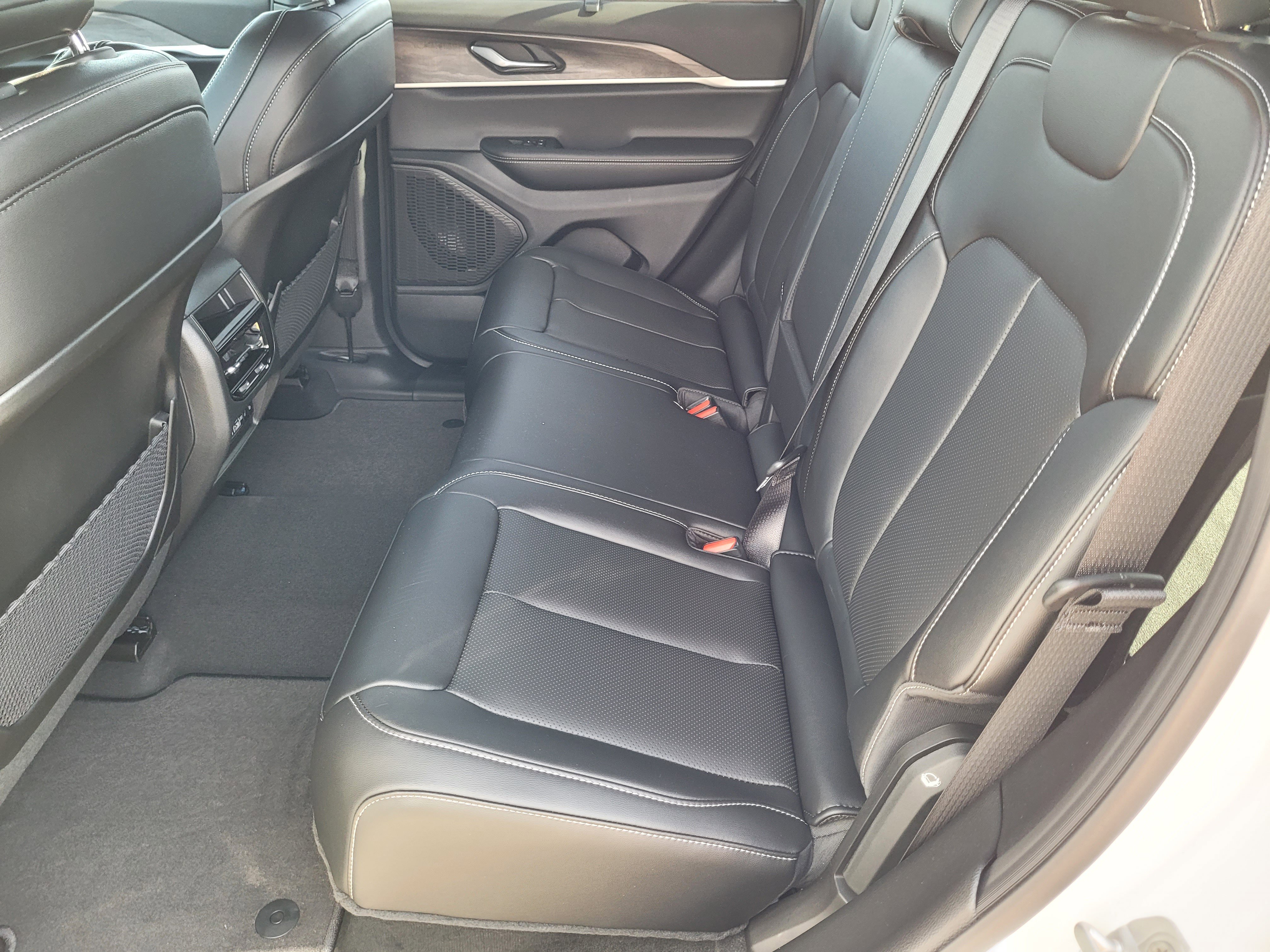New 2025 Jeep Grand Cherokee Limited w/ Luxury Tech Group II RWD image 12