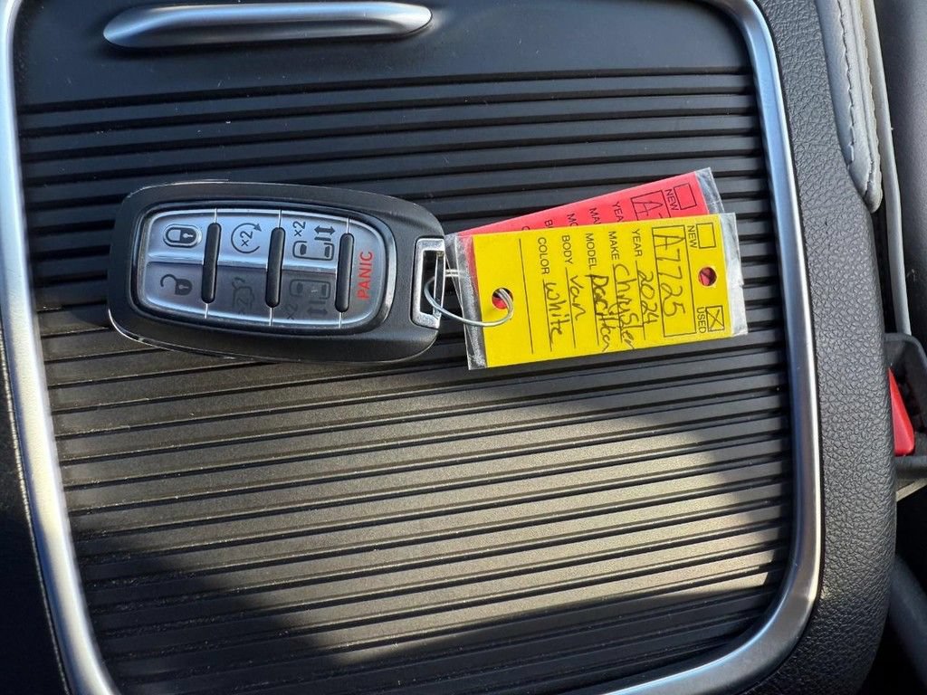 Used 2024 Chrysler Pacifica Limited FWD image 27