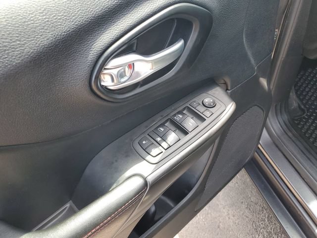 Used 2021 Jeep Cherokee Trailhawk AWD/4WD image 22