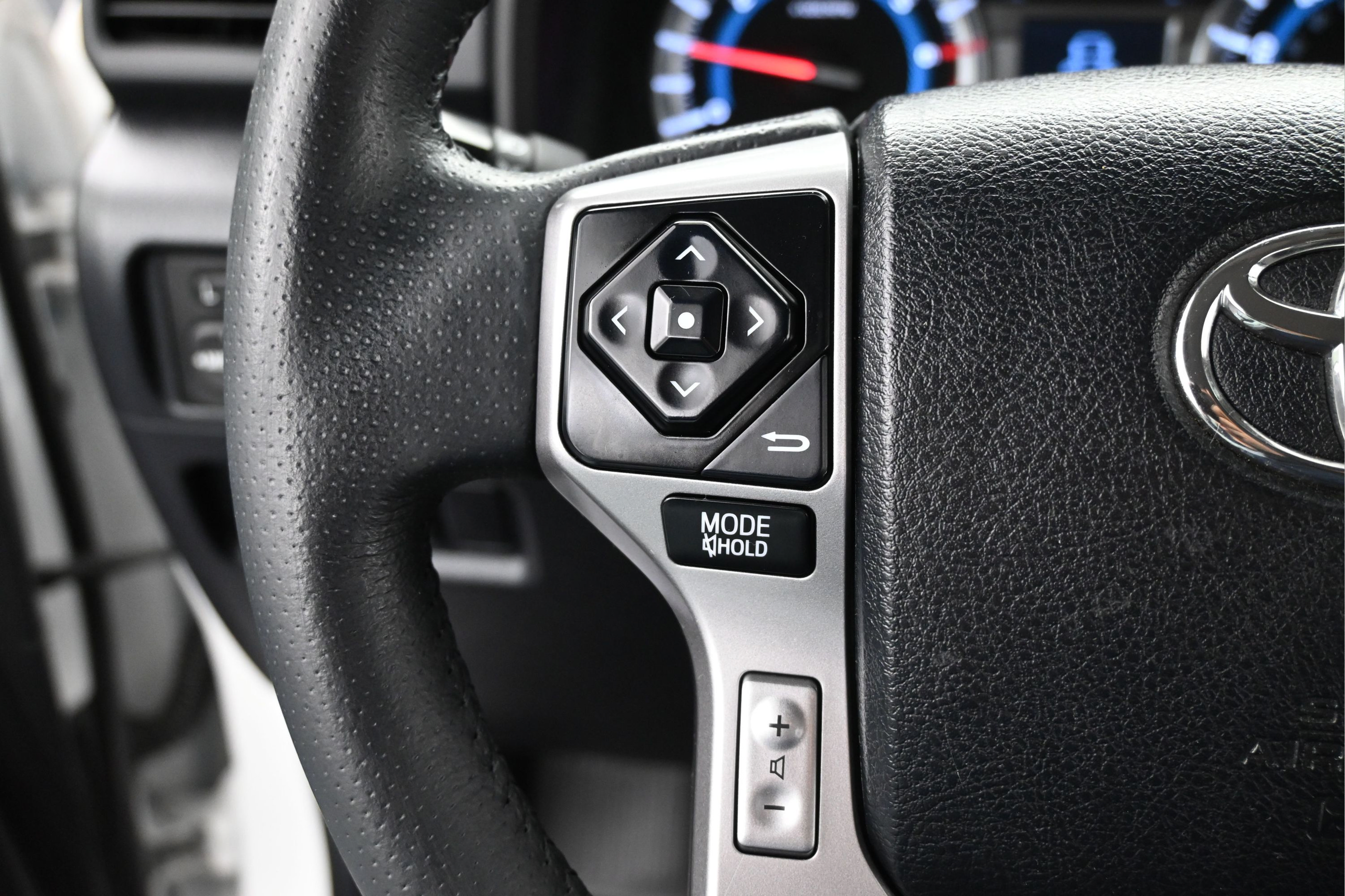 Used 2018 Toyota 4Runner SR5 AWD/4WD image 14