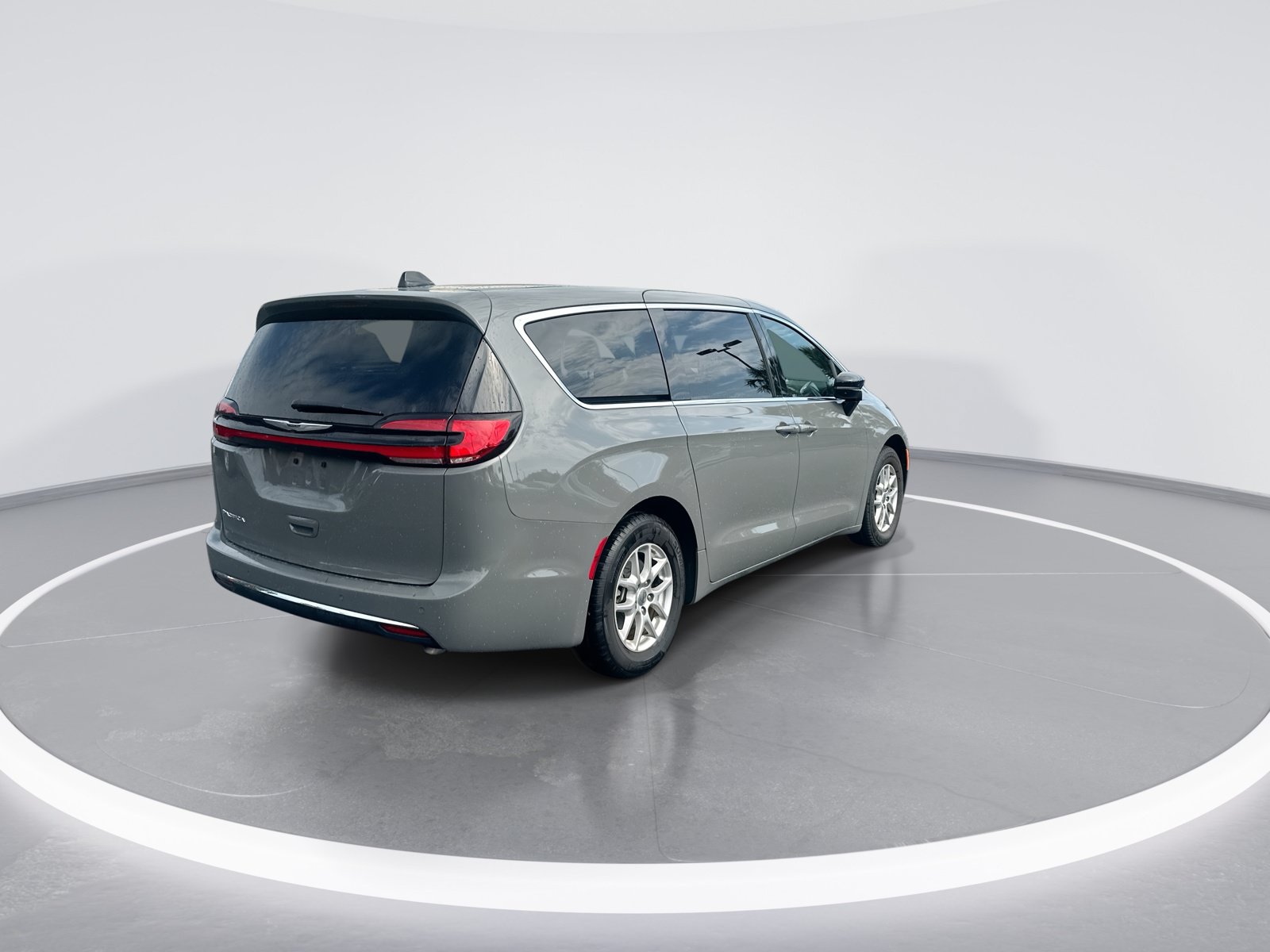 Used 2025 Chrysler Pacifica Select FWD image 9