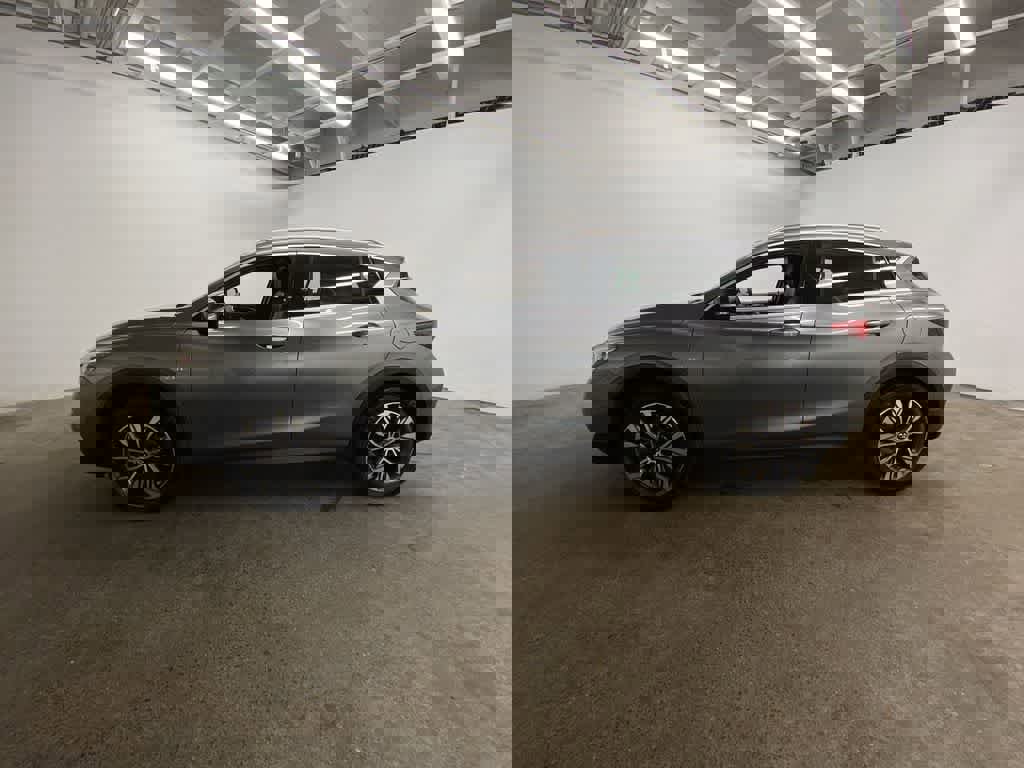 Used 2017 INFINITI QX30 Premium w/ Navigation Package image 3