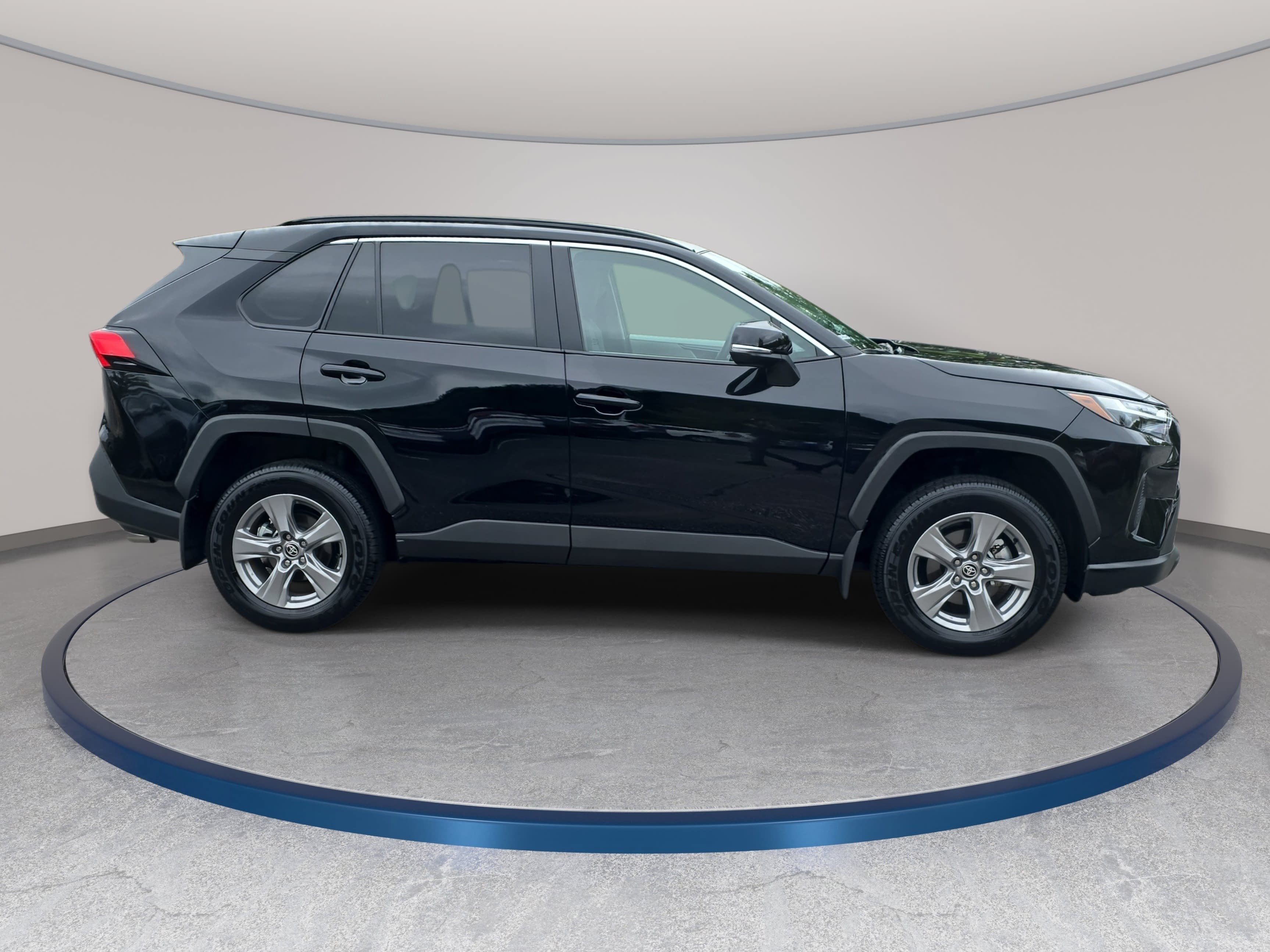 Used 2025 Toyota RAV4 XLE w/ Convenience Package FWD image 4