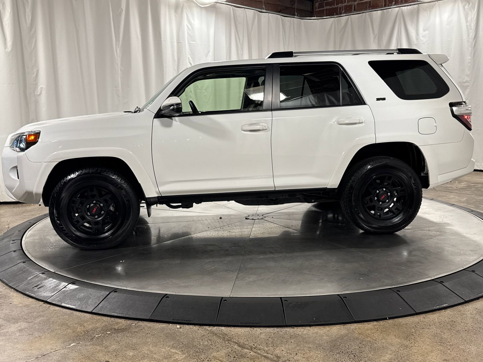 Used 2024 Toyota 4Runner SR5 Premium w/ Moonroof Package AWD/4WD image 8