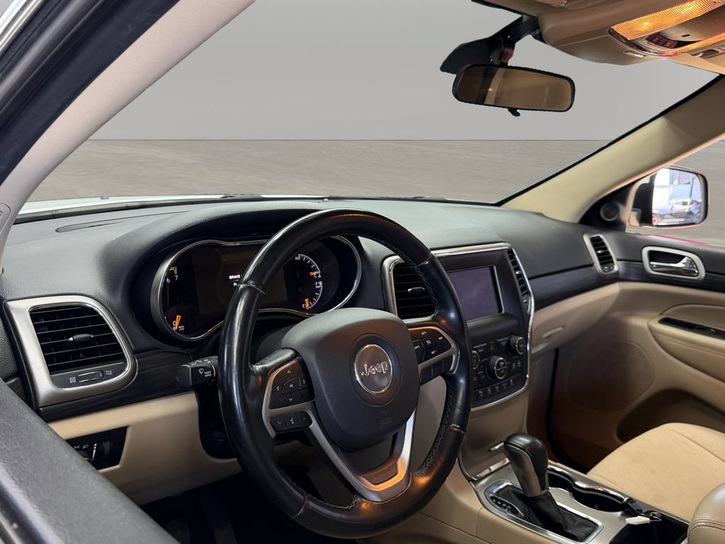 Used 2021 Jeep Grand Cherokee Laredo RWD image 16