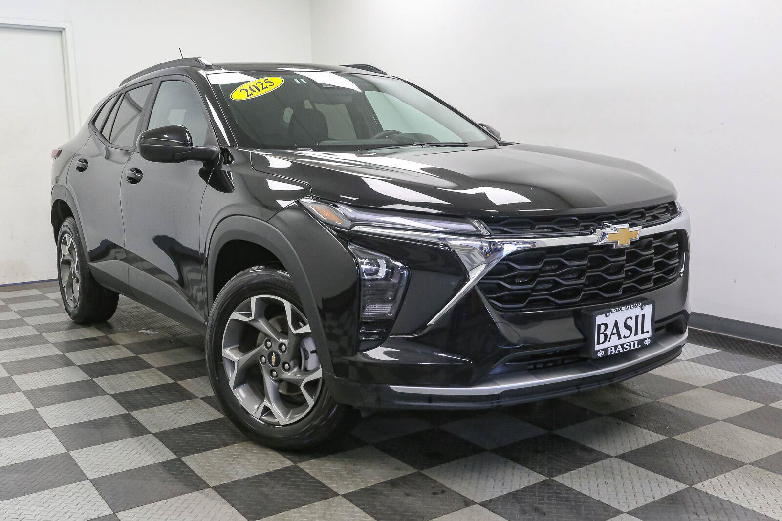 Used 2025 Chevrolet Trax LT FWD image 2