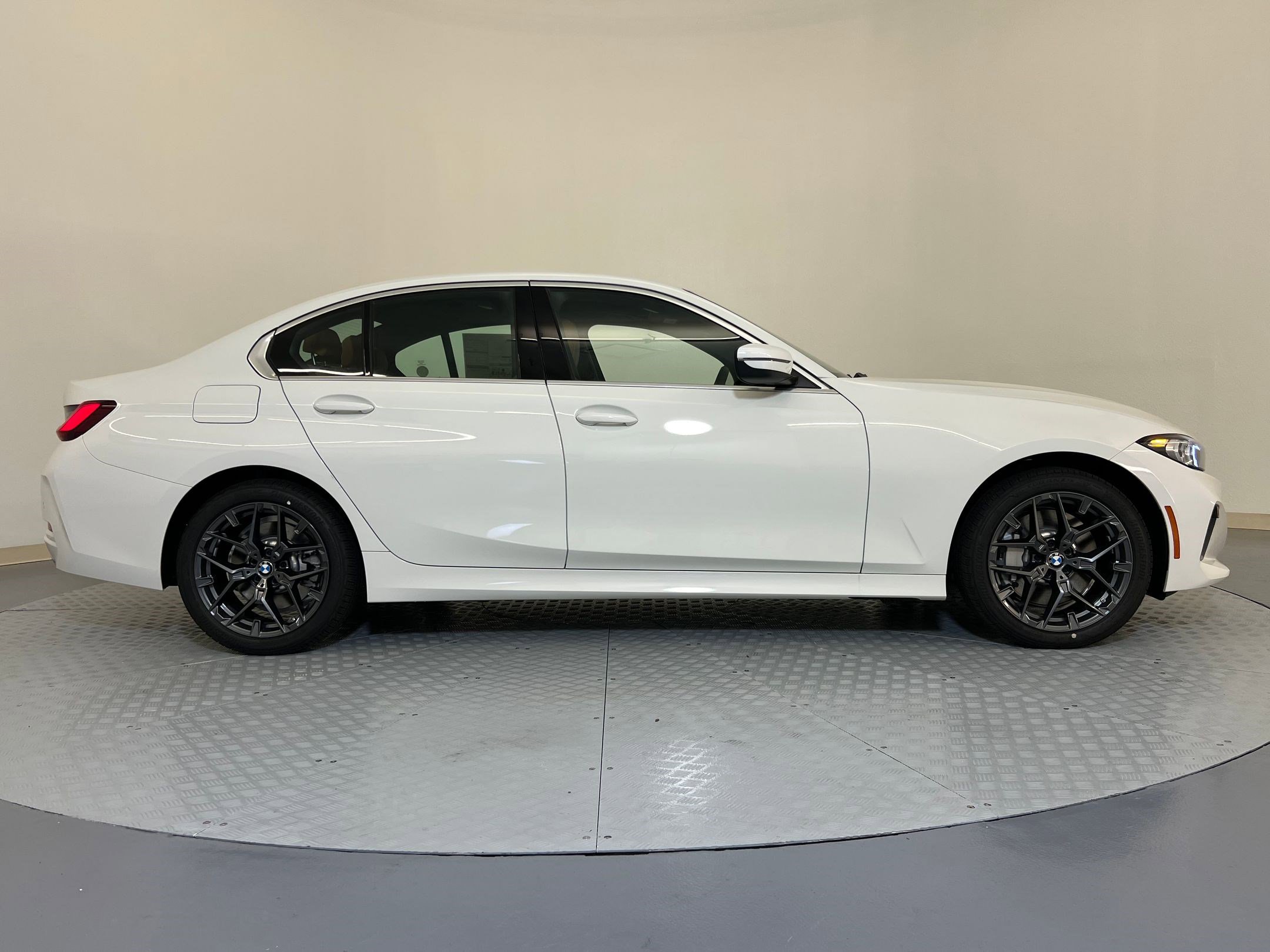 Used 2025 BMW 330i xDrive Sedan w/ Premium Package AWD/4WD image 6