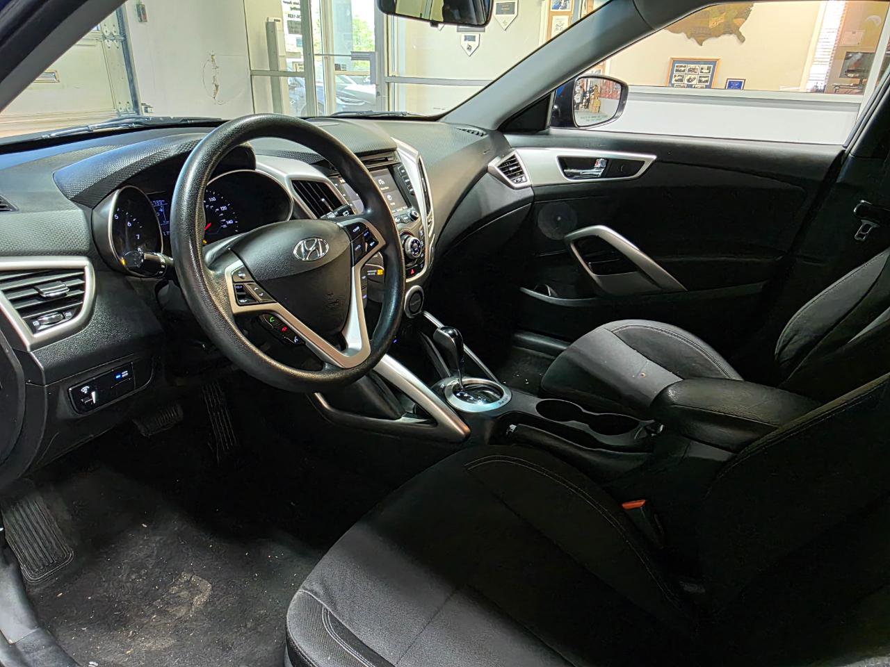 Used 2016 Hyundai Veloster FWD image 16