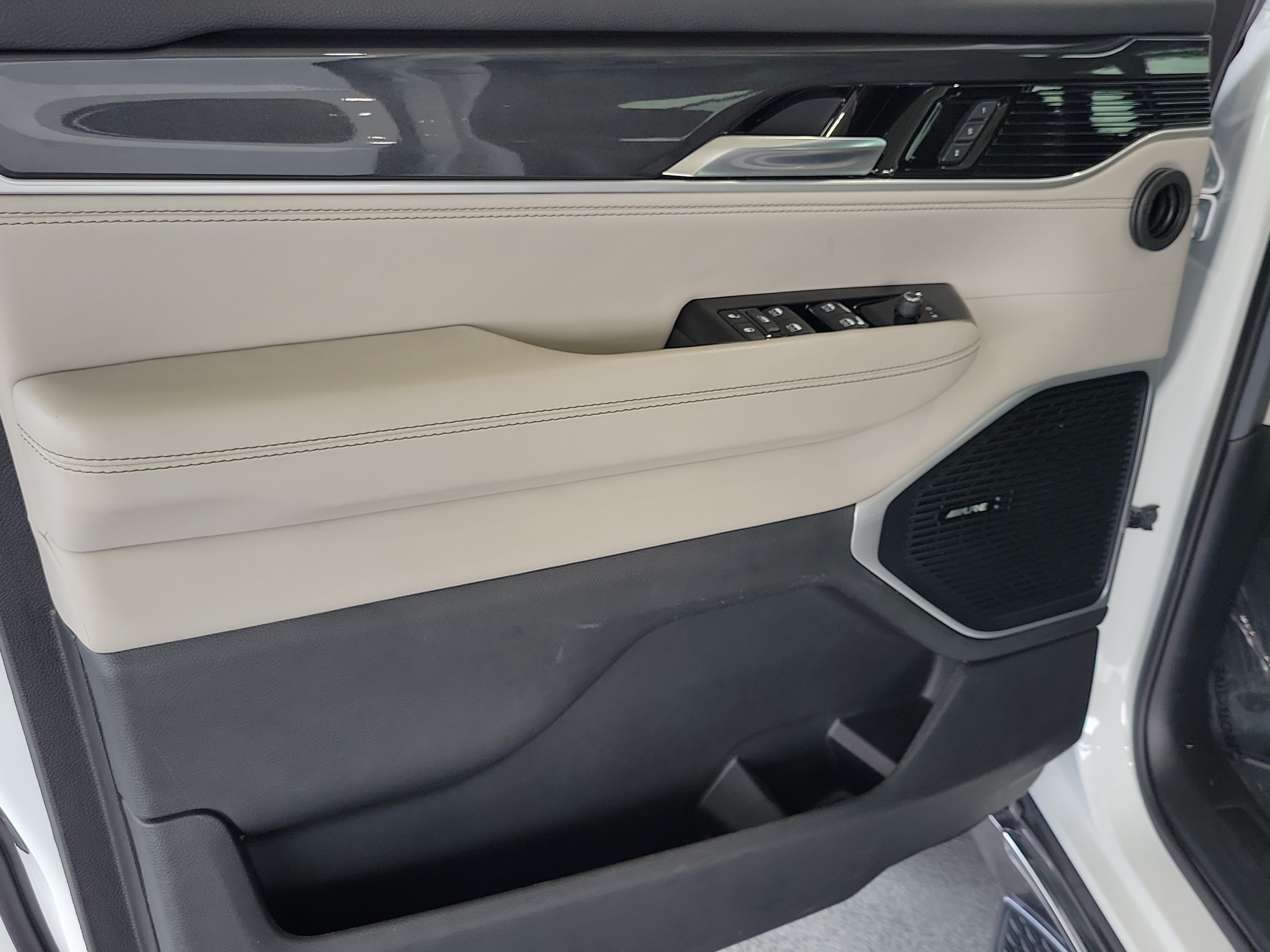 Certified 2022 Jeep Wagoneer Series I RWD image 16