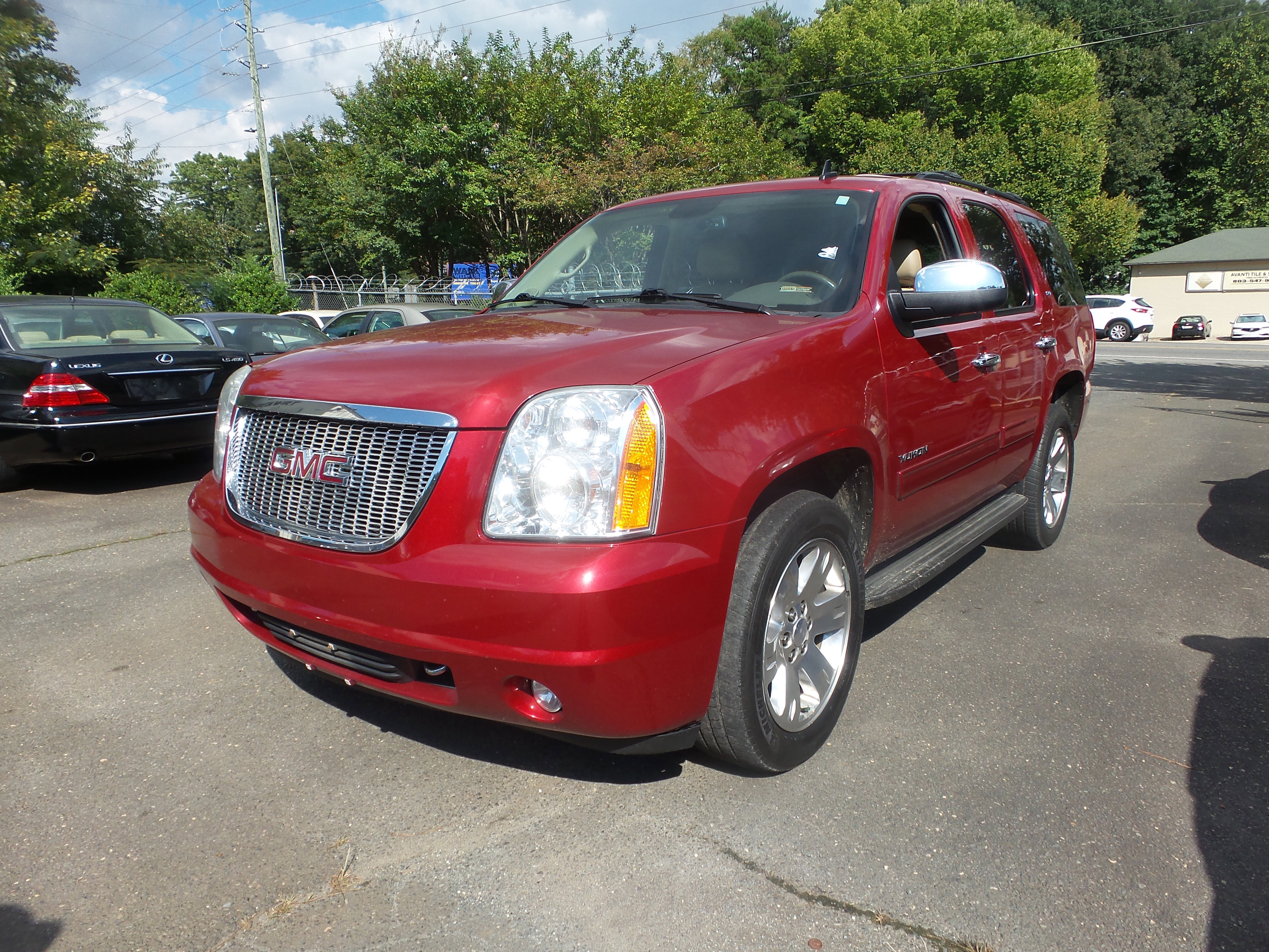 Used 2013 GMC Yukon SLT w/ SLT Chrome Package image 3