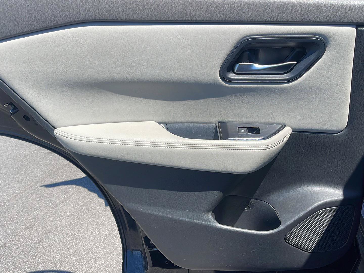 Used 2024 Nissan Rogue SV FWD image 30