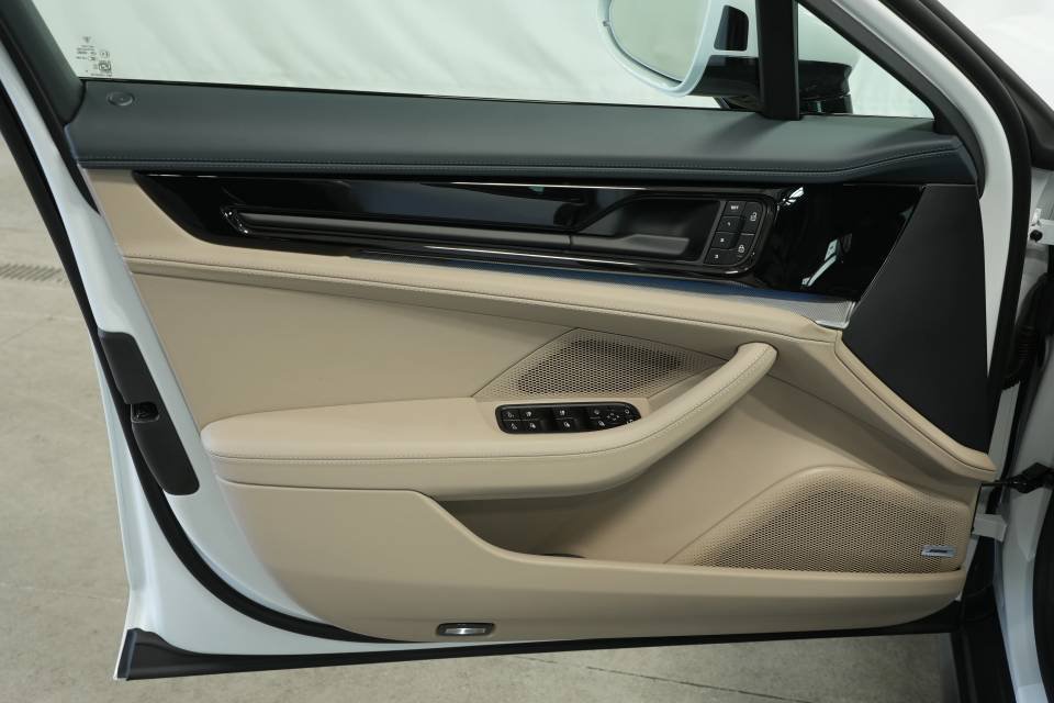 Certified 2025 Porsche Panamera 4 AWD/4WD image 24