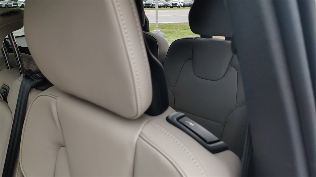 New 2026 Volvo XC90 B6 Plus image 31