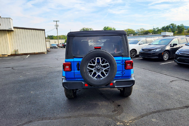Used 2025 Jeep Wrangler Unlimited Sahara AWD/4WD image 21