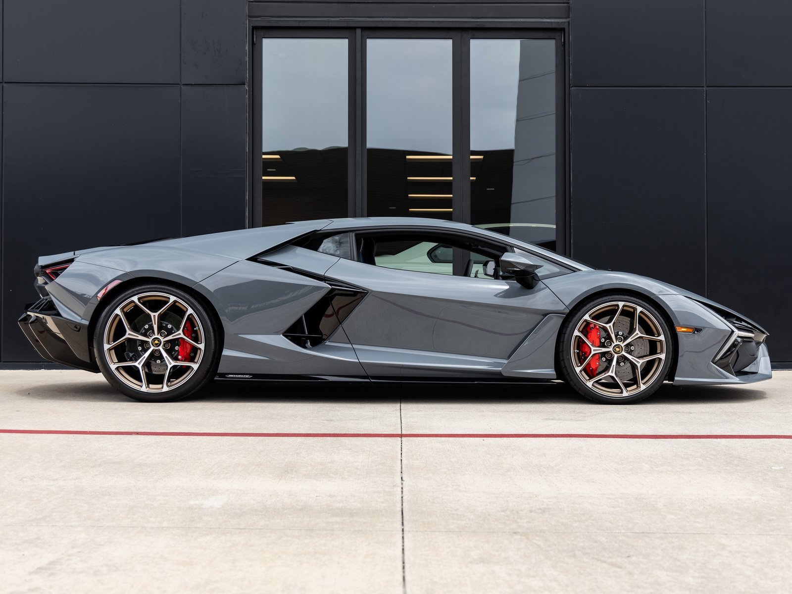 Used 2024 Lamborghini Revuelto image 11