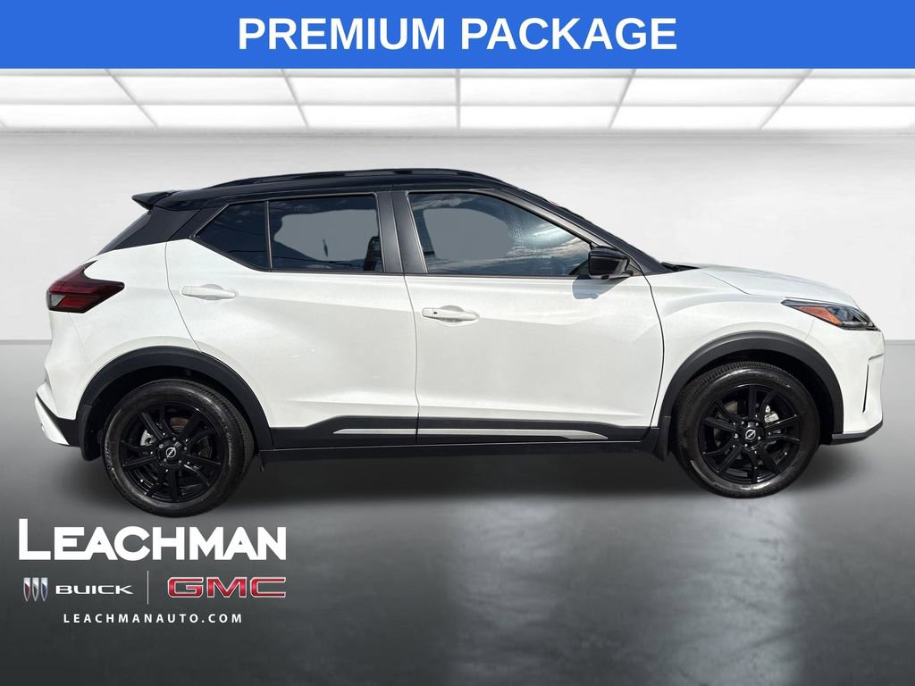 Used 2023 Nissan Kicks SR w/ SR PREMIUM PACKAGE w/ SR Premium Package FWD image 2