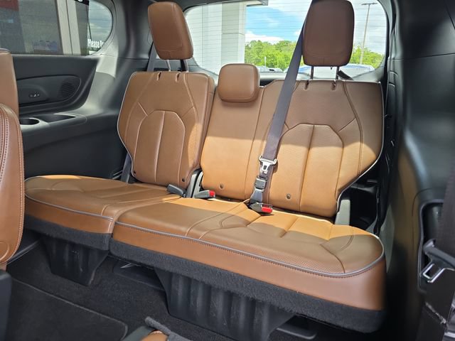 Used 2020 Chrysler Pacifica Limited w/ Tire & Wheel Group FWD image 16