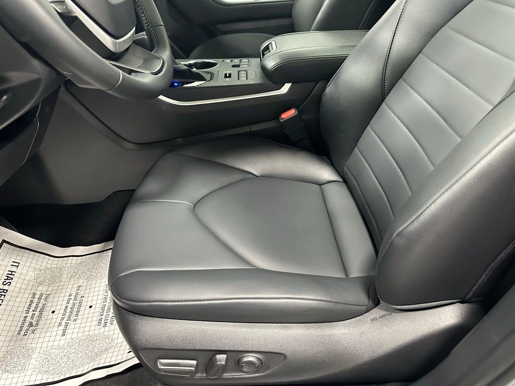 Used 2025 Toyota Highlander XLE image 13