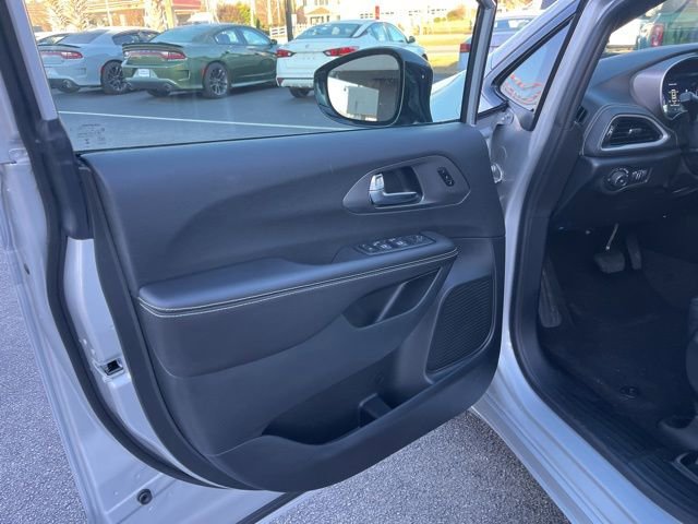 Used 2026 Chrysler Pacifica Select w/ S Appearance Package FWD image 5