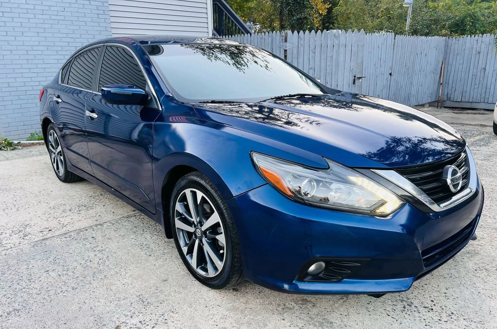 Used 2016 Nissan Altima 2.5 SR w/ LED Appearance Package image 4