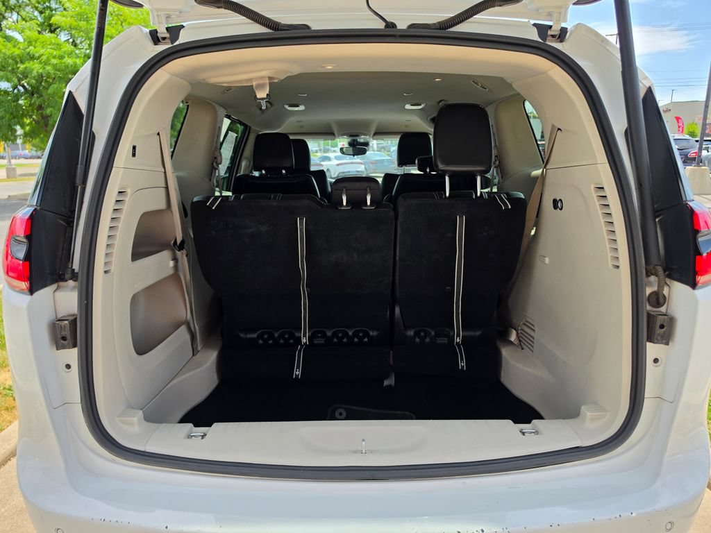 Used 2023 Chrysler Pacifica Touring-L FWD image 14