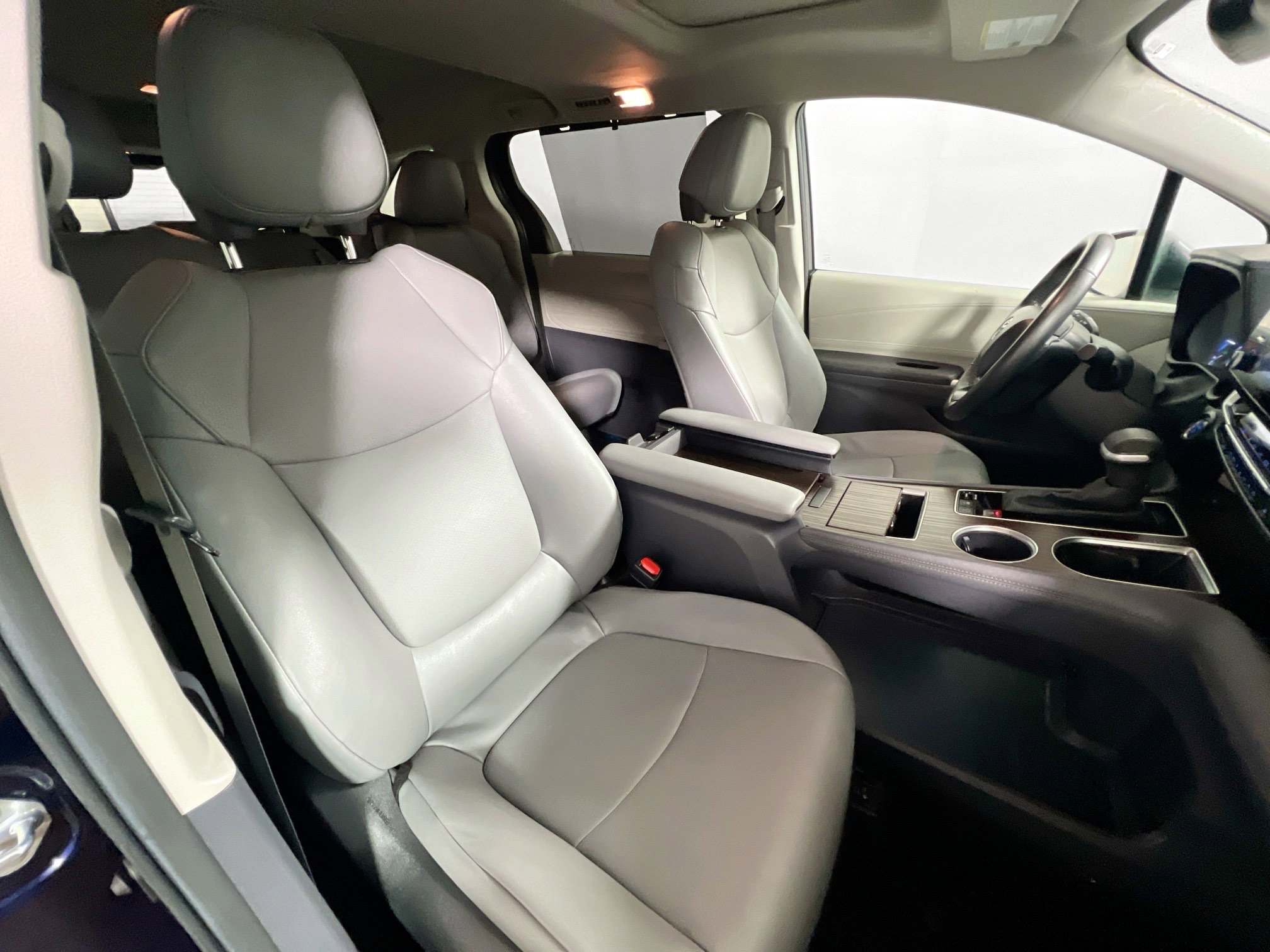 Used 2023 Toyota Sienna XLE image 31