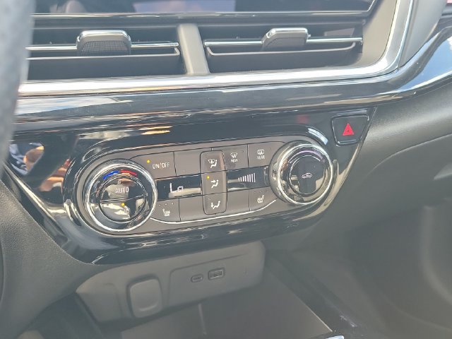 Used 2025 Chevrolet Trax RS FWD image 32