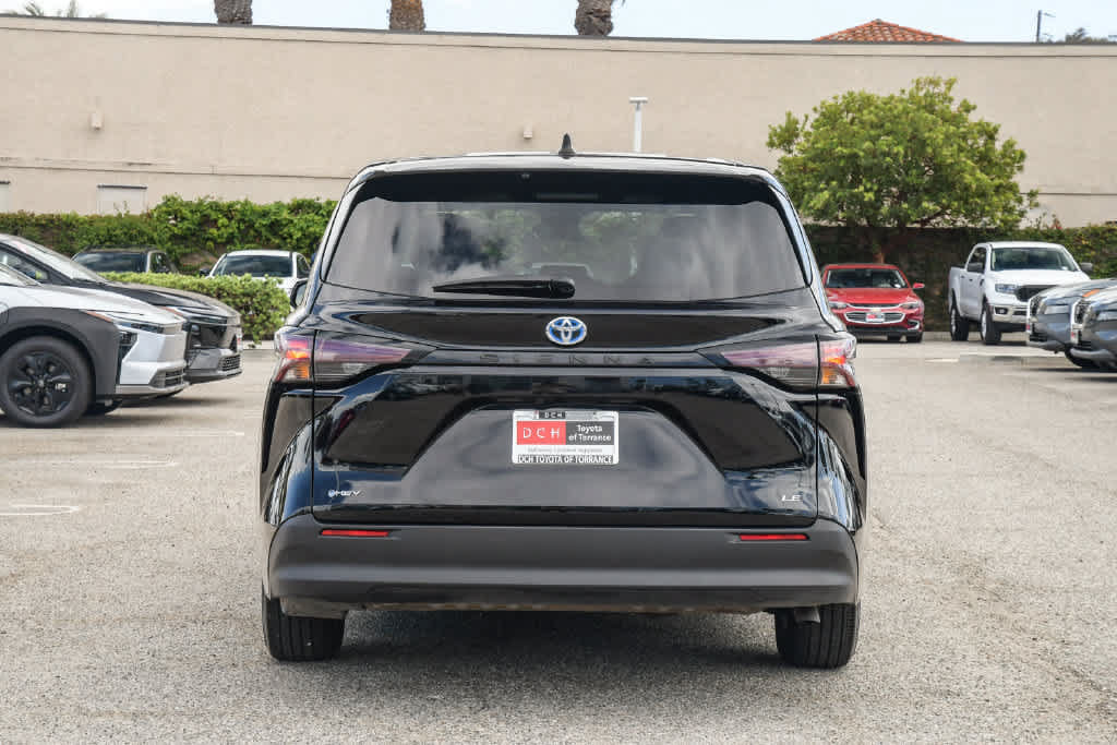 Used 2025 Toyota Sienna LE FWD image 9