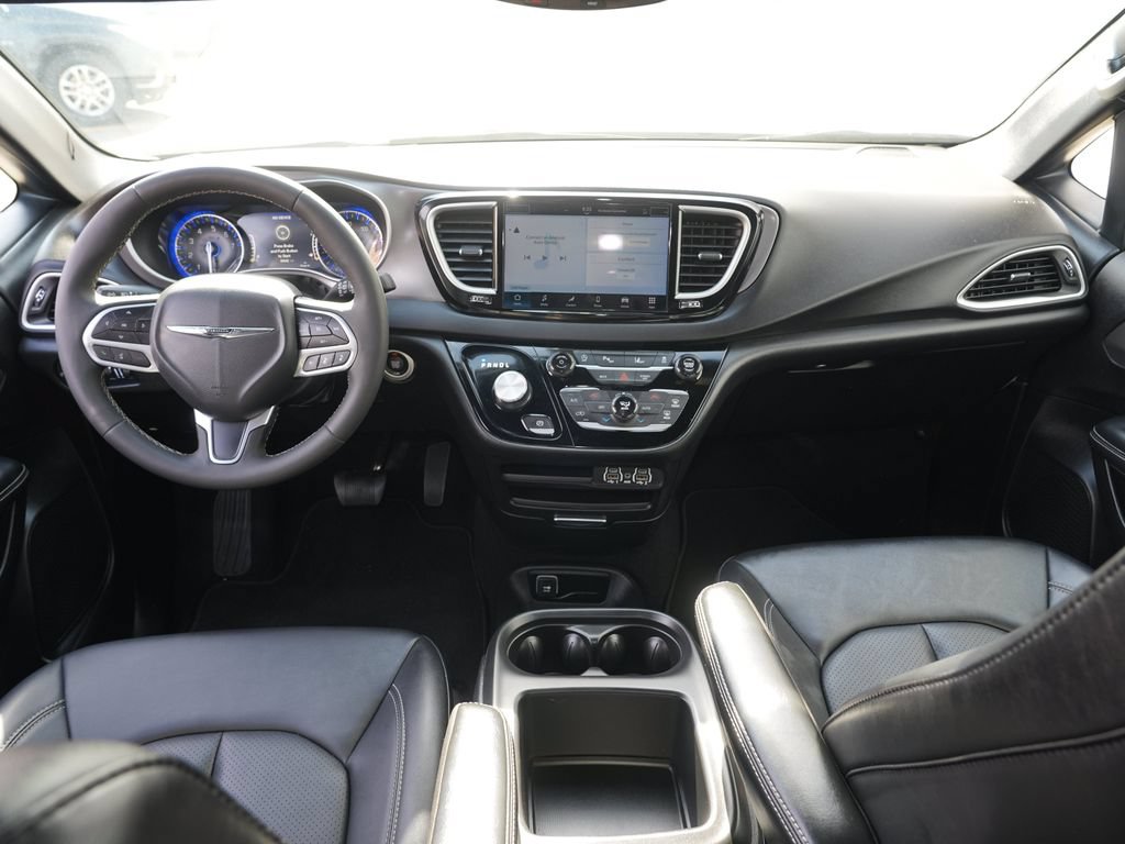 Used 2025 Chrysler Pacifica Select FWD image 23