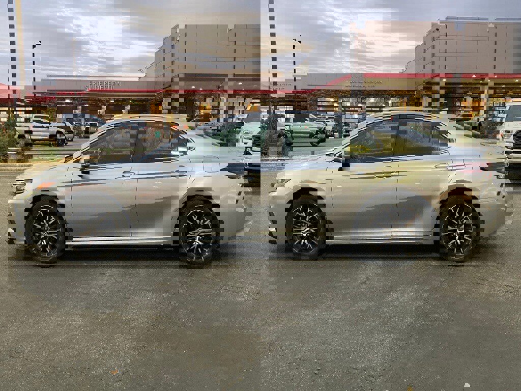 Used 2023 Toyota Camry SE image 8