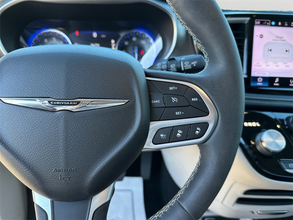 Used 2023 Chrysler Pacifica Touring-L image 20