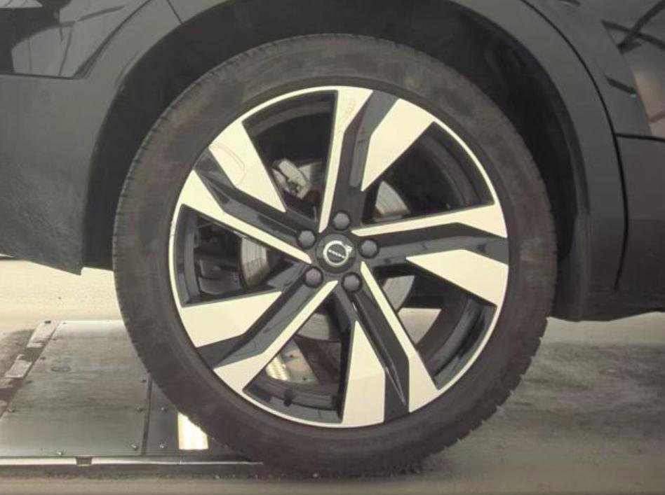 Used 2025 Volvo XC40 B5 Plus image 11