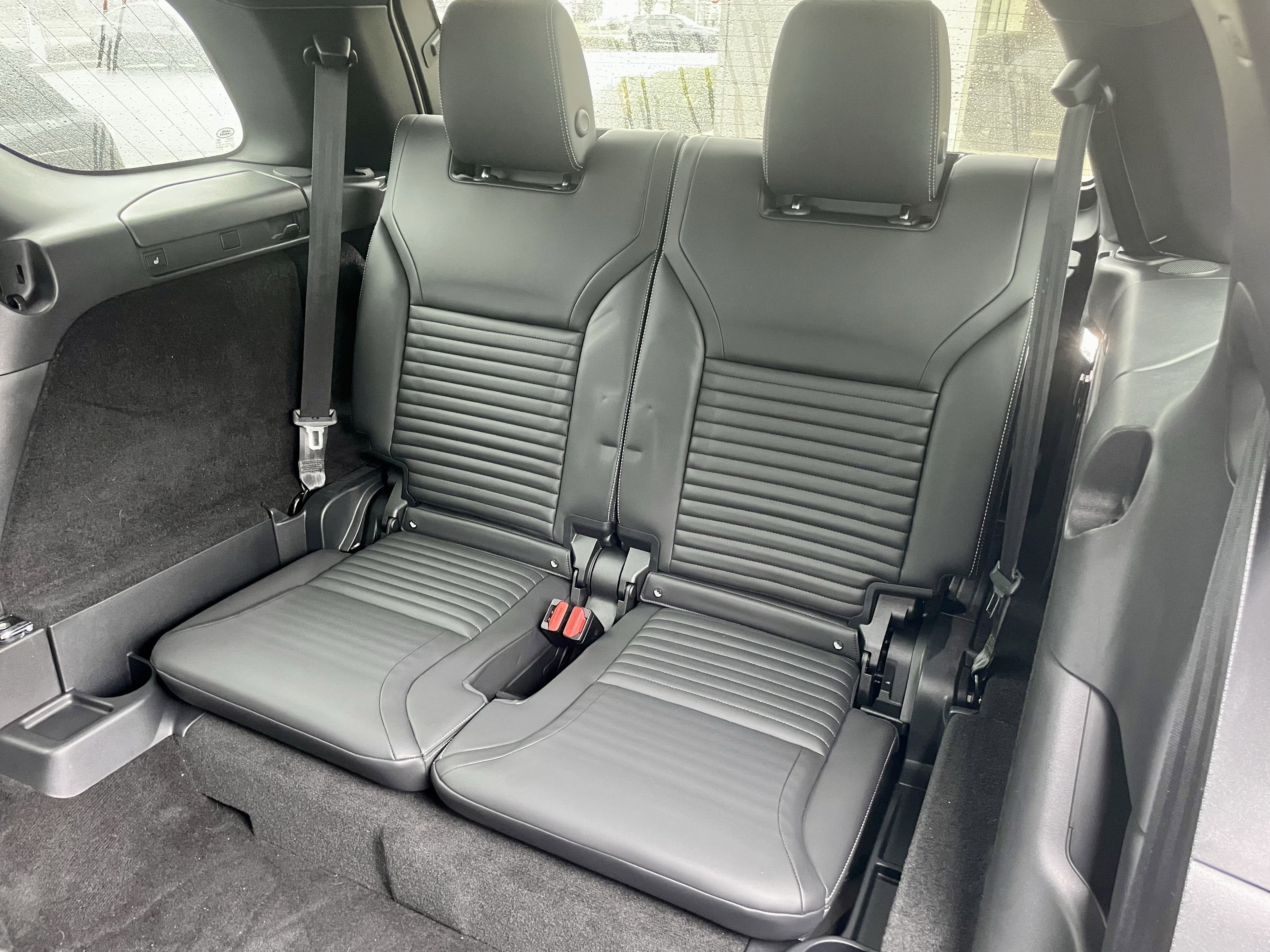 Certified 2024 Land Rover Discovery Dynamic SE image 32