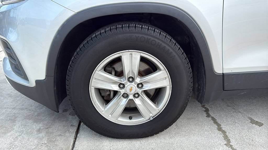 Used 2017 Chevrolet Trax LT w/ LT Convenience Package FWD image 18
