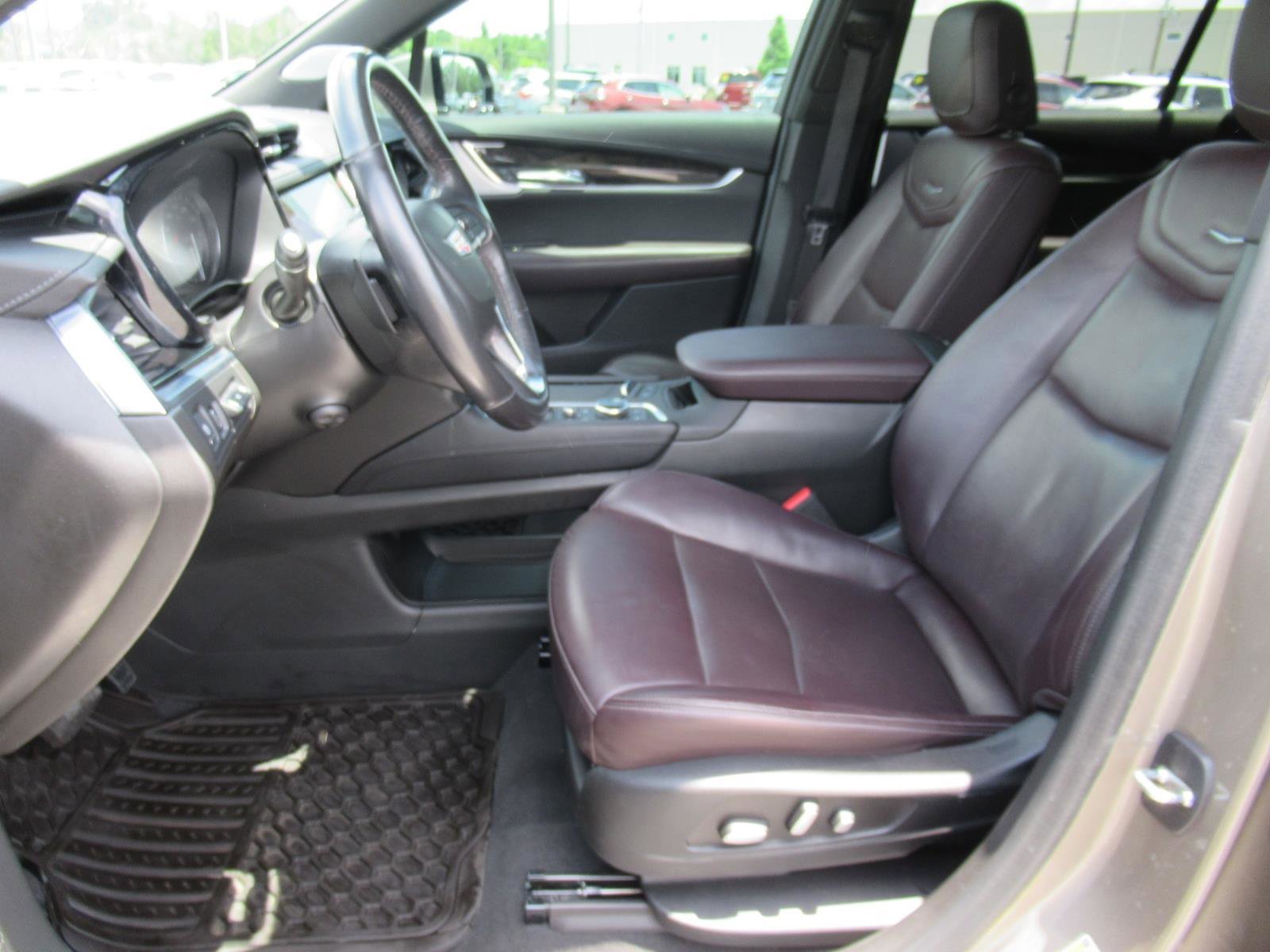 Used 2022 Cadillac XT6 Premium Luxury w/ Technology Package FWD image 18