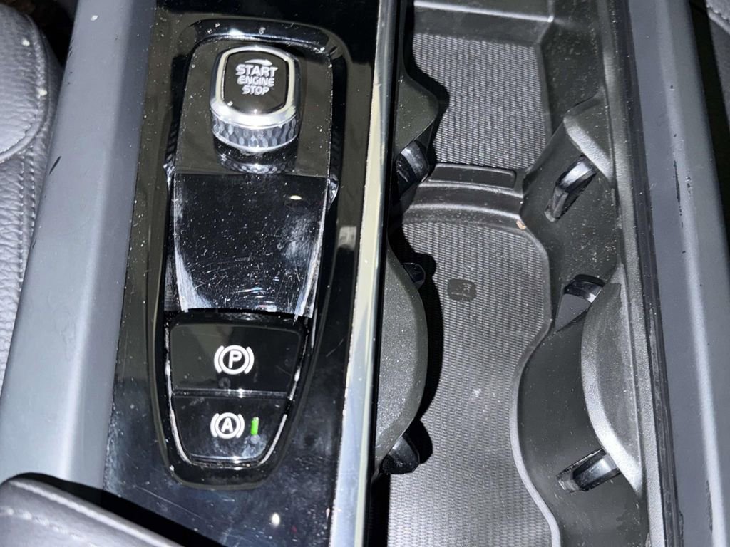 Used 2024 Volvo XC60 B5 Plus image 23