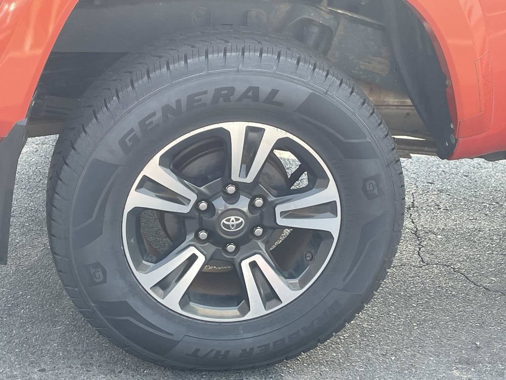 Used 2016 Toyota Tacoma TRD Sport AWD/4WD image 9