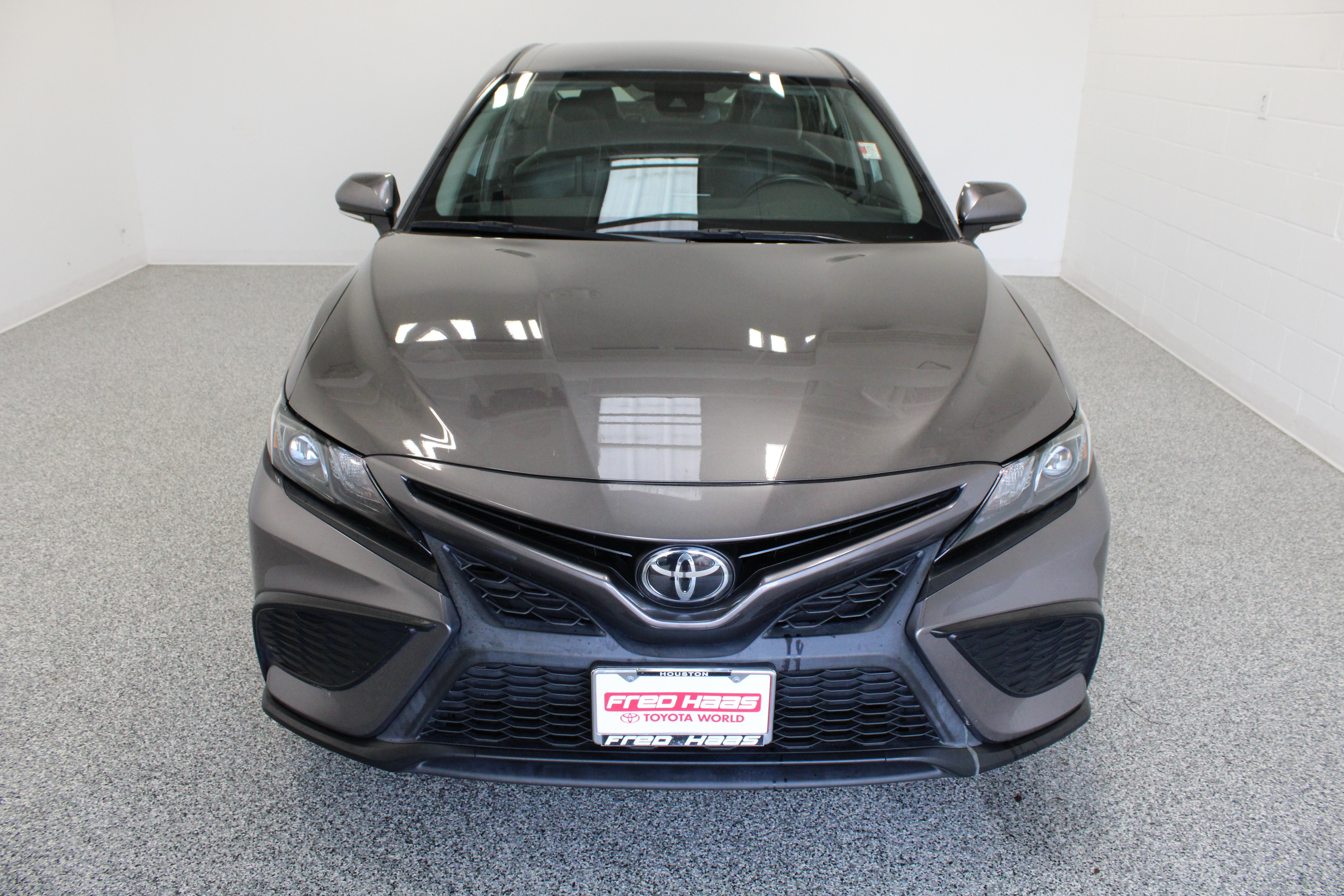 Used 2024 Toyota Camry SE w/ Convenience Package FWD image 3