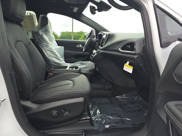 New 2025 Chrysler Pacifica Select w/ Uconnect Theater Family Group image 34