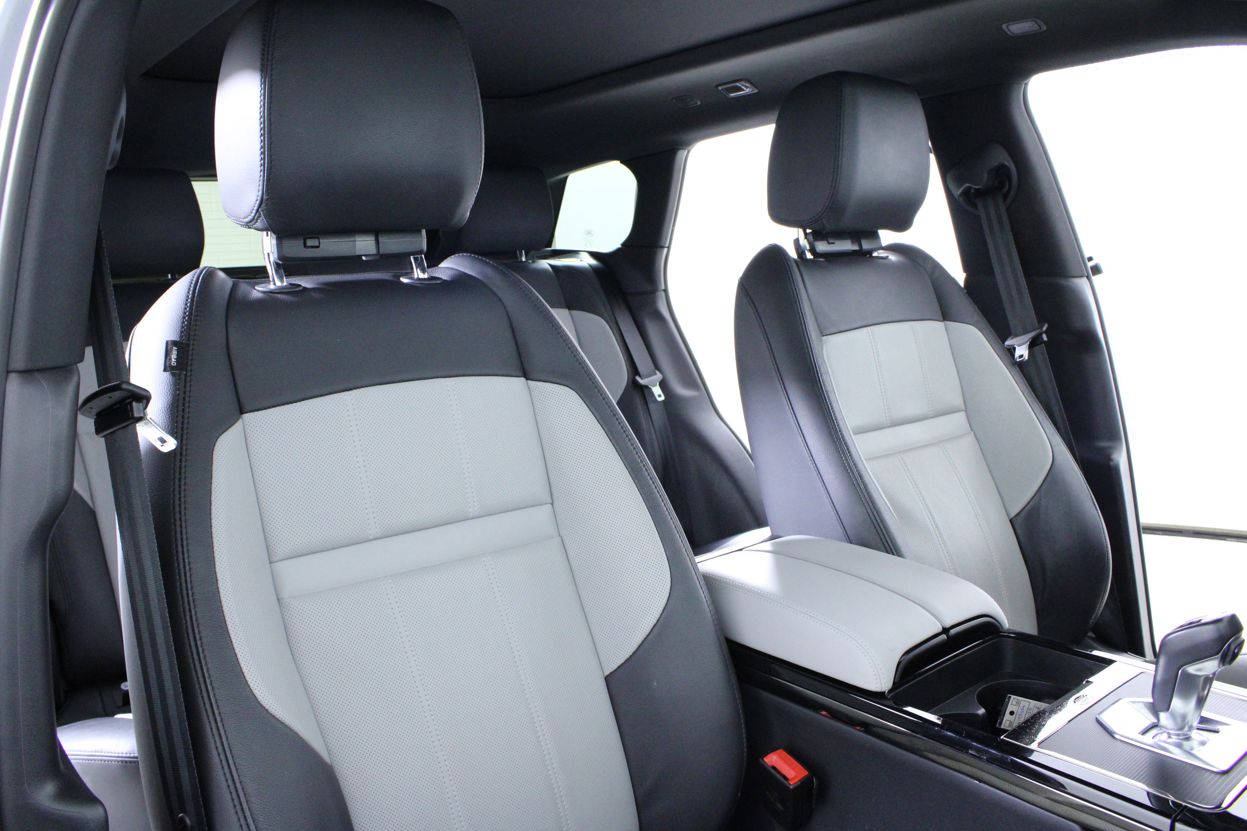 Used 2023 Land Rover Range Rover Evoque R-Dynamic SE image 16