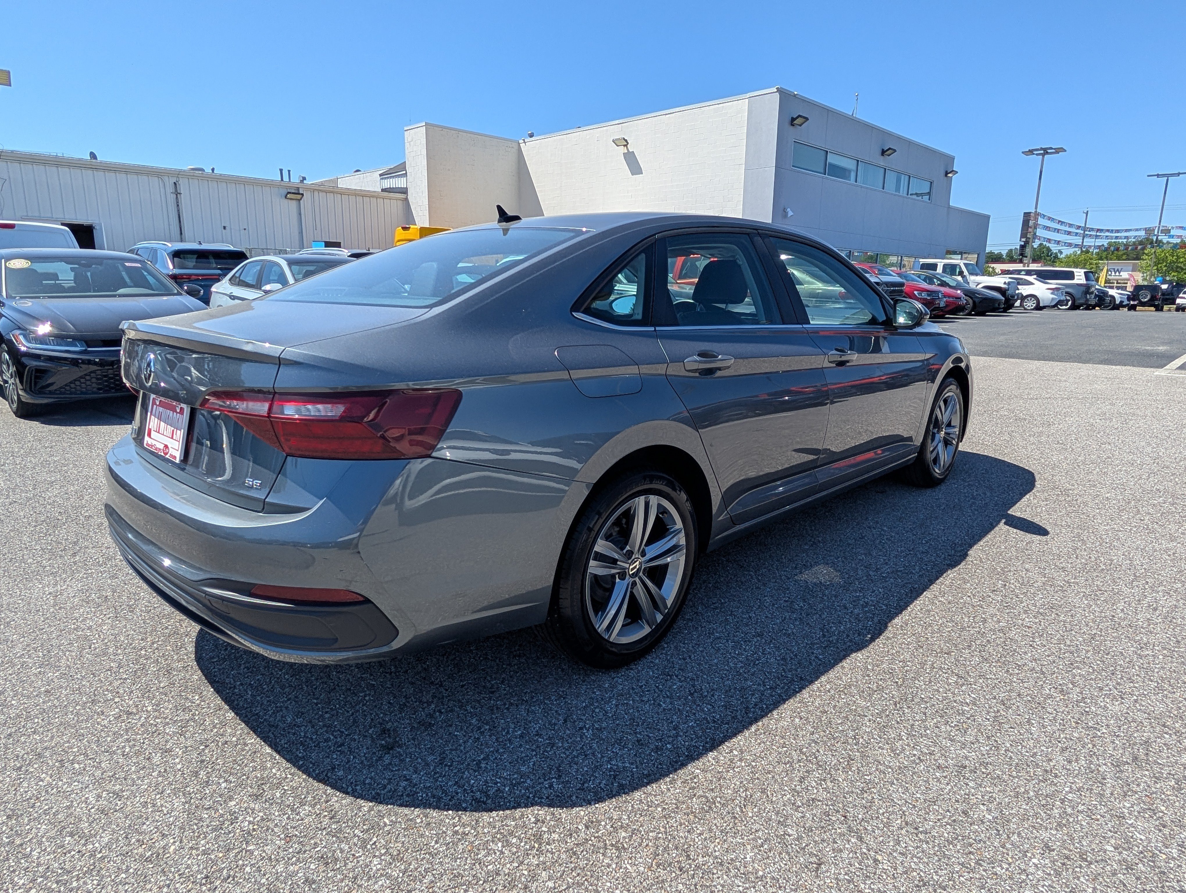 Used 2024 Volkswagen Jetta SE FWD image 3